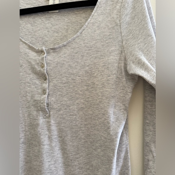 H&M Gray Long Sleeve Women's Top - Picture 3 of 5